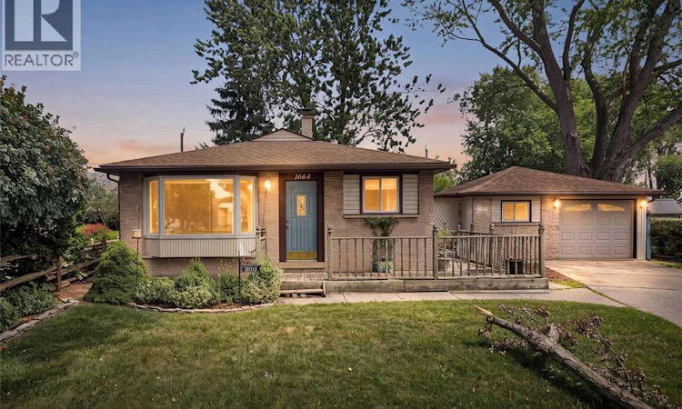 1664 Greenview Crescent