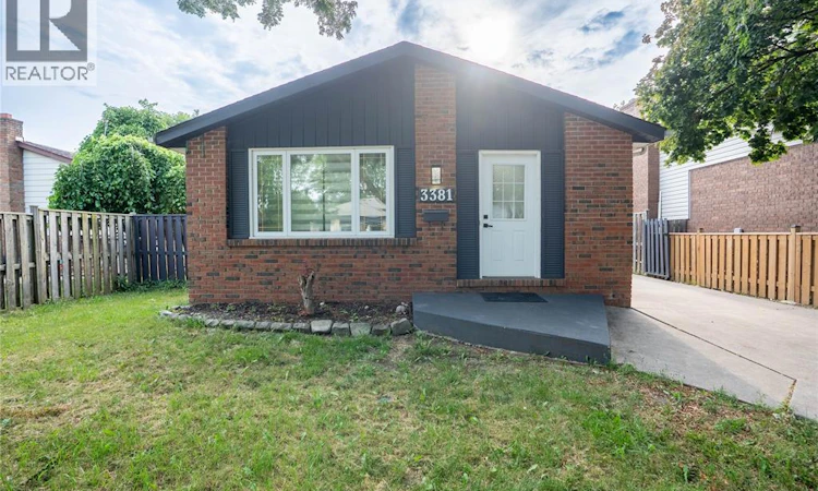 3381 Pineview Crescent