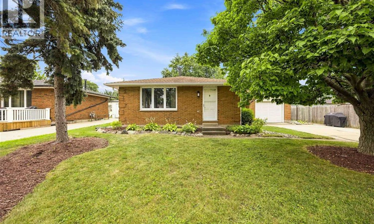 464 Parkdale Crescent