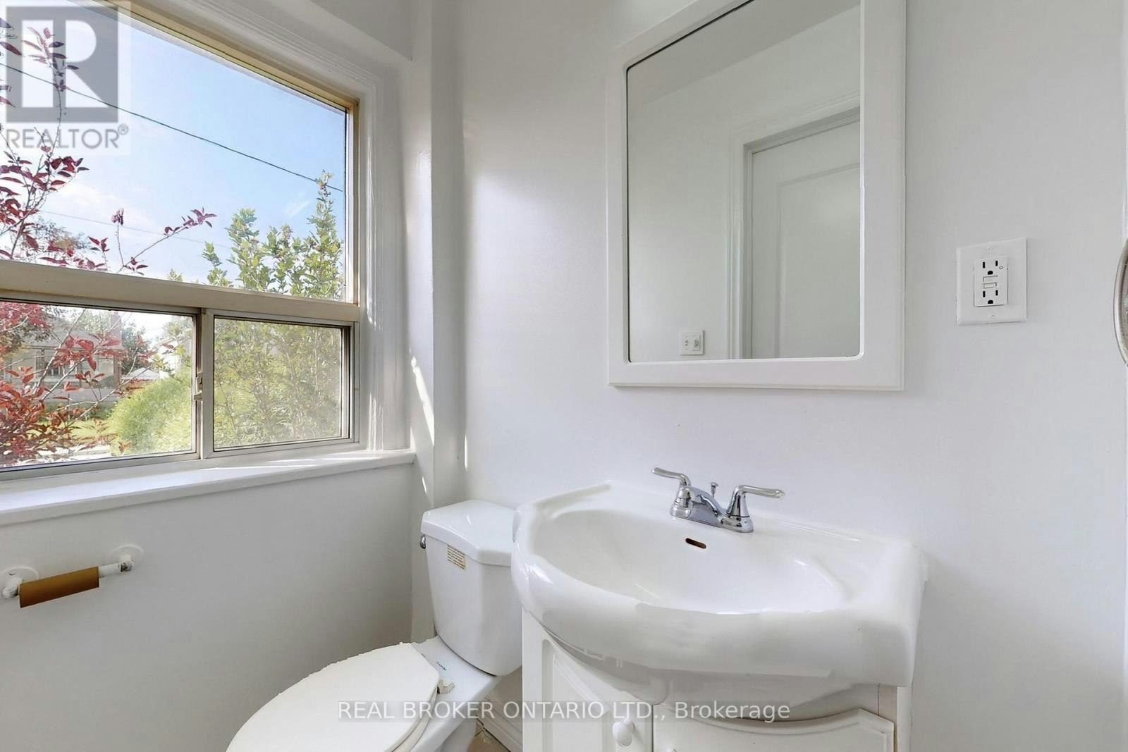 MAIN-102 Bowie Avenue, Toronto, ON, M6E 2P7 - 9