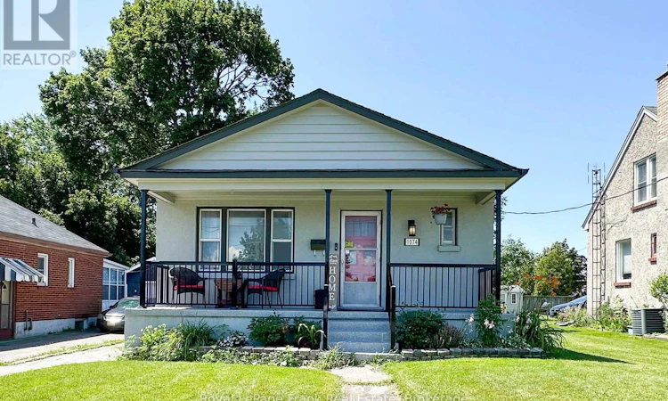 1074 Simcoe Street S