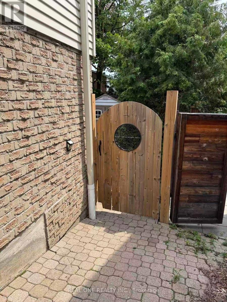 70 Closs Square, Aurora, ON, L4G 5H9 - 2