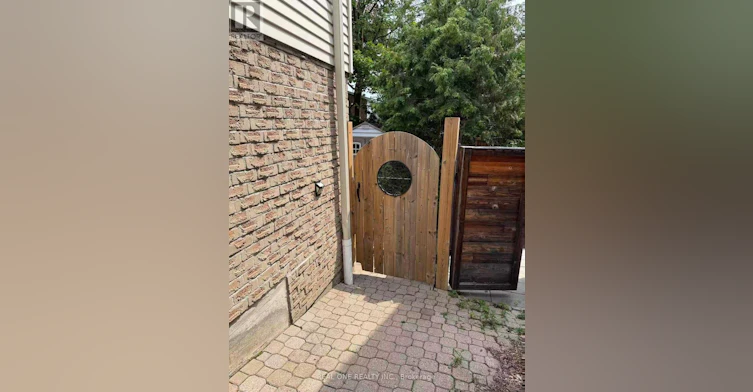 70 Closs Square, Aurora, ON, L4G 5H9 - 2