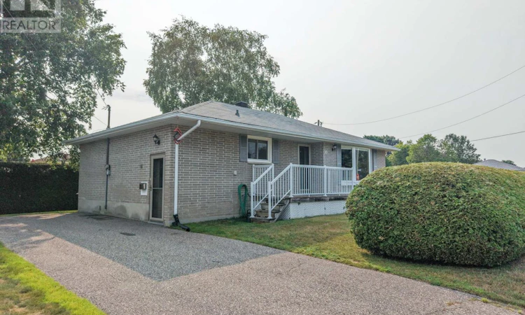10 Strathcona Drive