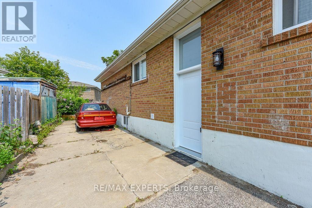 22 Rubydale Gardens, Toronto, ON, M9L 1B9 - 24