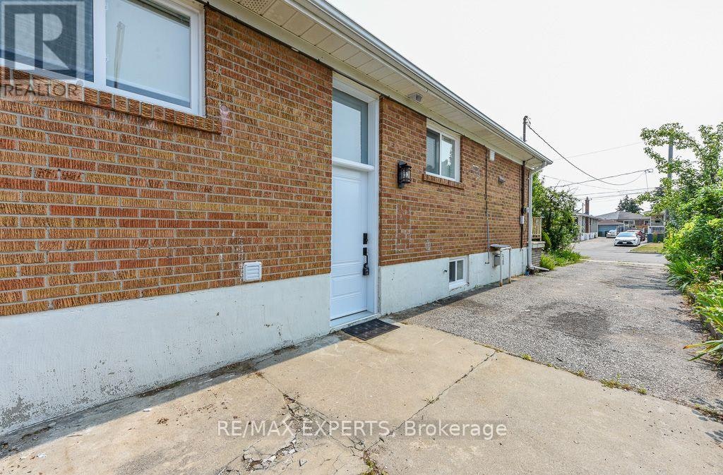 22 Rubydale Gardens, Toronto, ON, M9L 1B9 - 23