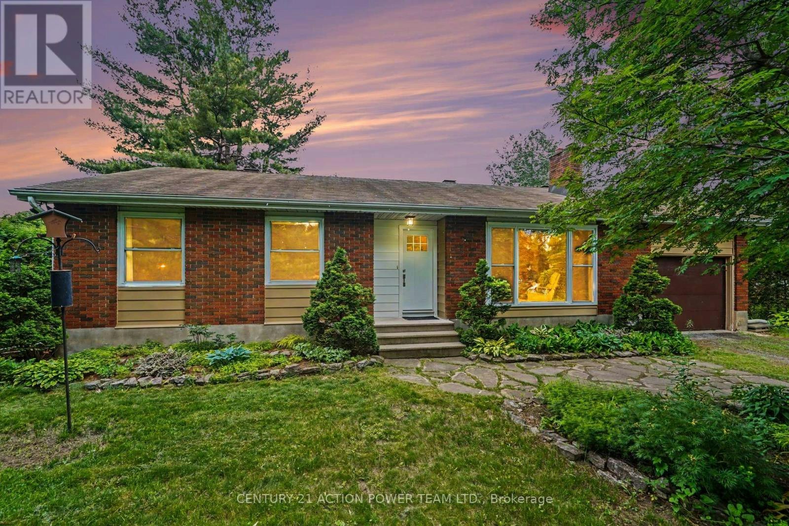 931 Kevin Crescent, Cumberland, ON, K4C 1C5