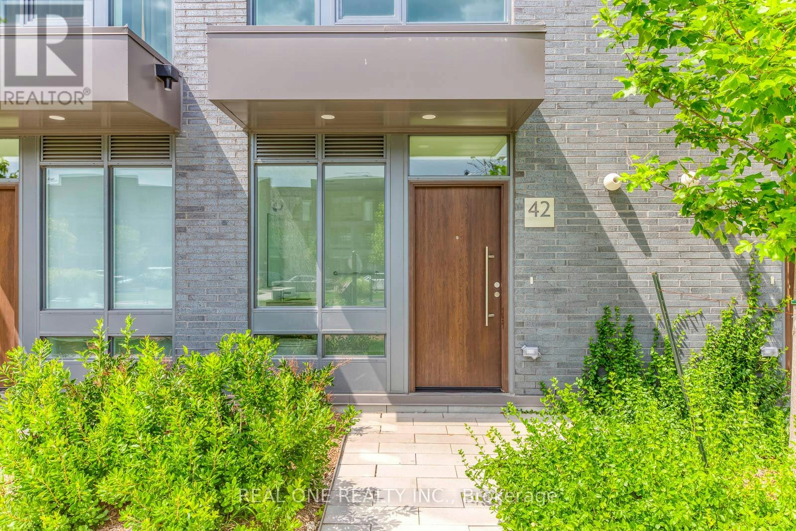 42 Sonic Way, Toronto, ON, M3C 0P3 - 2