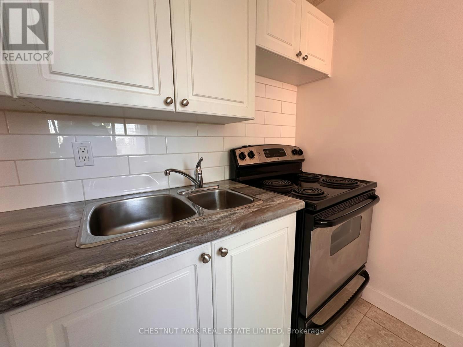 812-20 Saint Patrick Street, Toronto, ON, M5T 2Y4 - 9