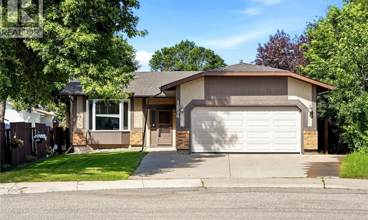 1054 Bayda Crescent