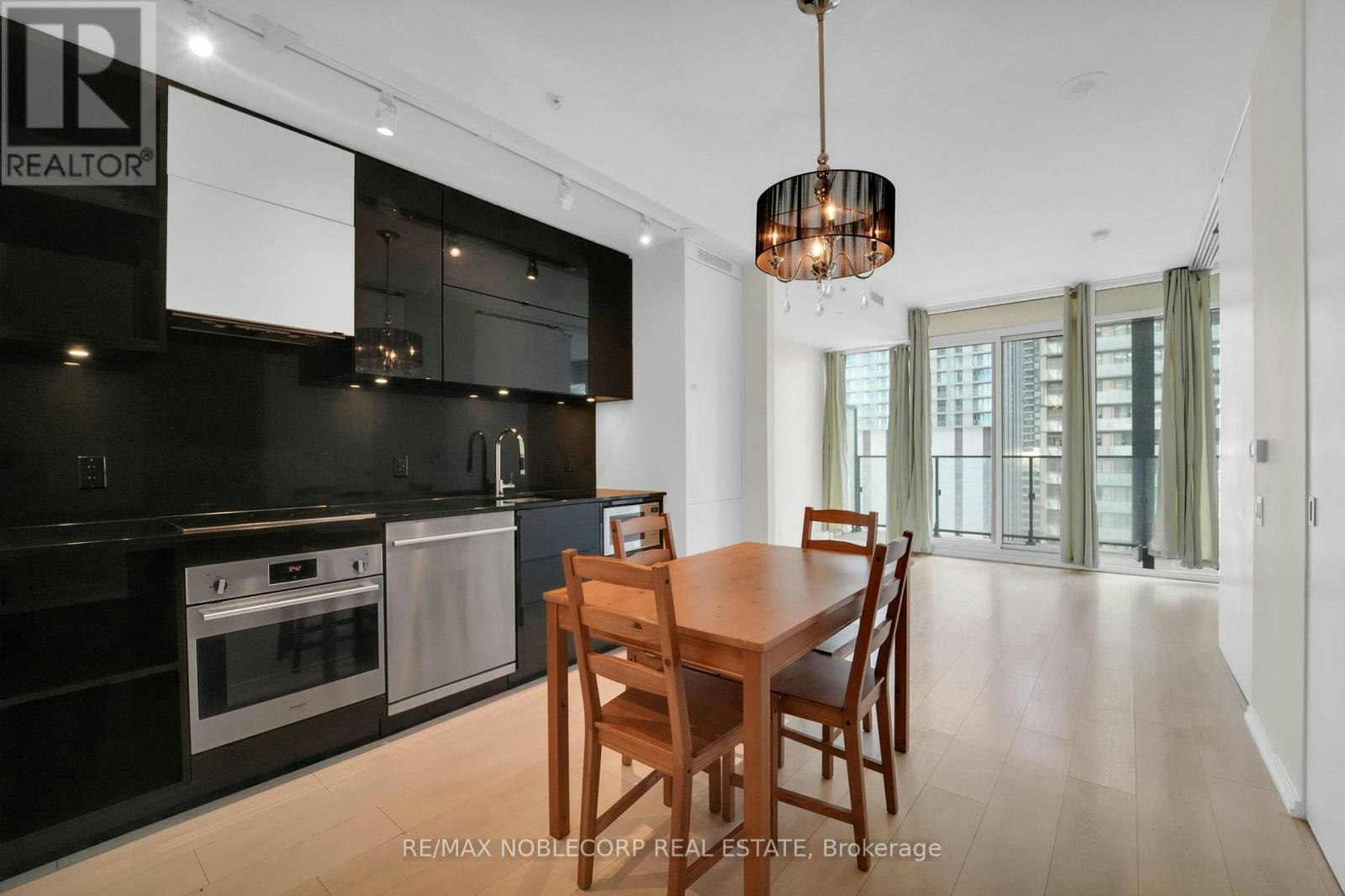 2111-125 Peter Street, Toronto, ON, M5V 2G9 - 3