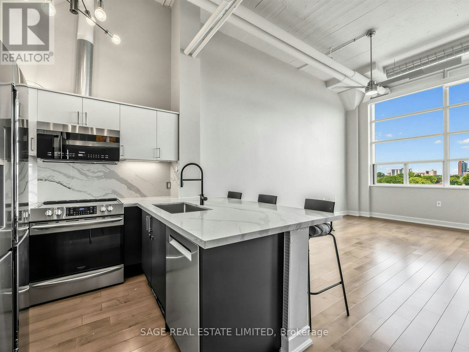 424-1001 Roselawn Avenue, Toronto, ON, M6B 4M4