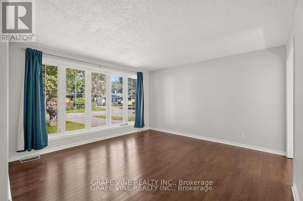 104 Oriole Avenue, Ottawa, ON, K2L 1E7 - 5