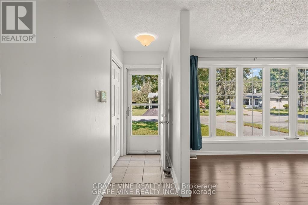 104 Oriole Avenue, Ottawa, ON, K2L 1E7 - 3