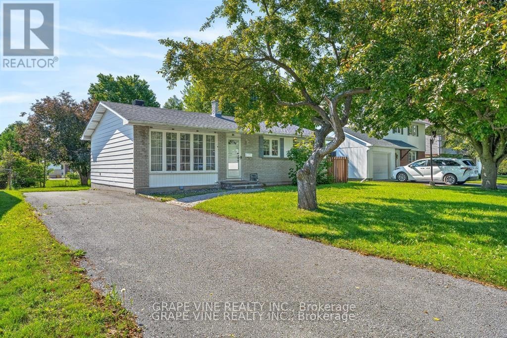 104 Oriole Avenue, Ottawa, ON, K2L 1E7 - 2