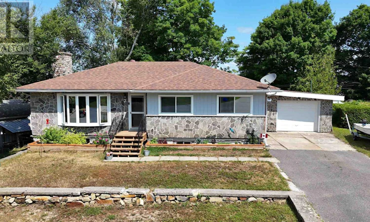 7 Holt Place