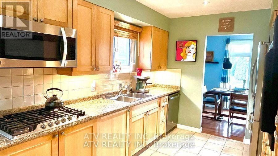 696 Balaton Avenue, Pickering, ON, L1W 1W1 - 2