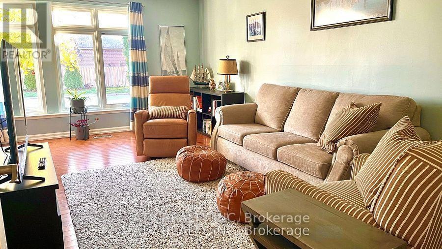 696 Balaton Avenue, Pickering, ON, L1W 1W1 - 6