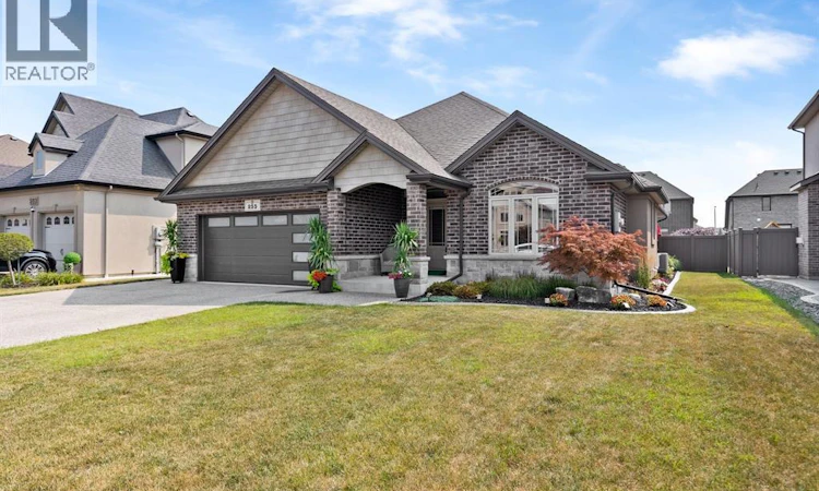 255 Maxwell Crescent