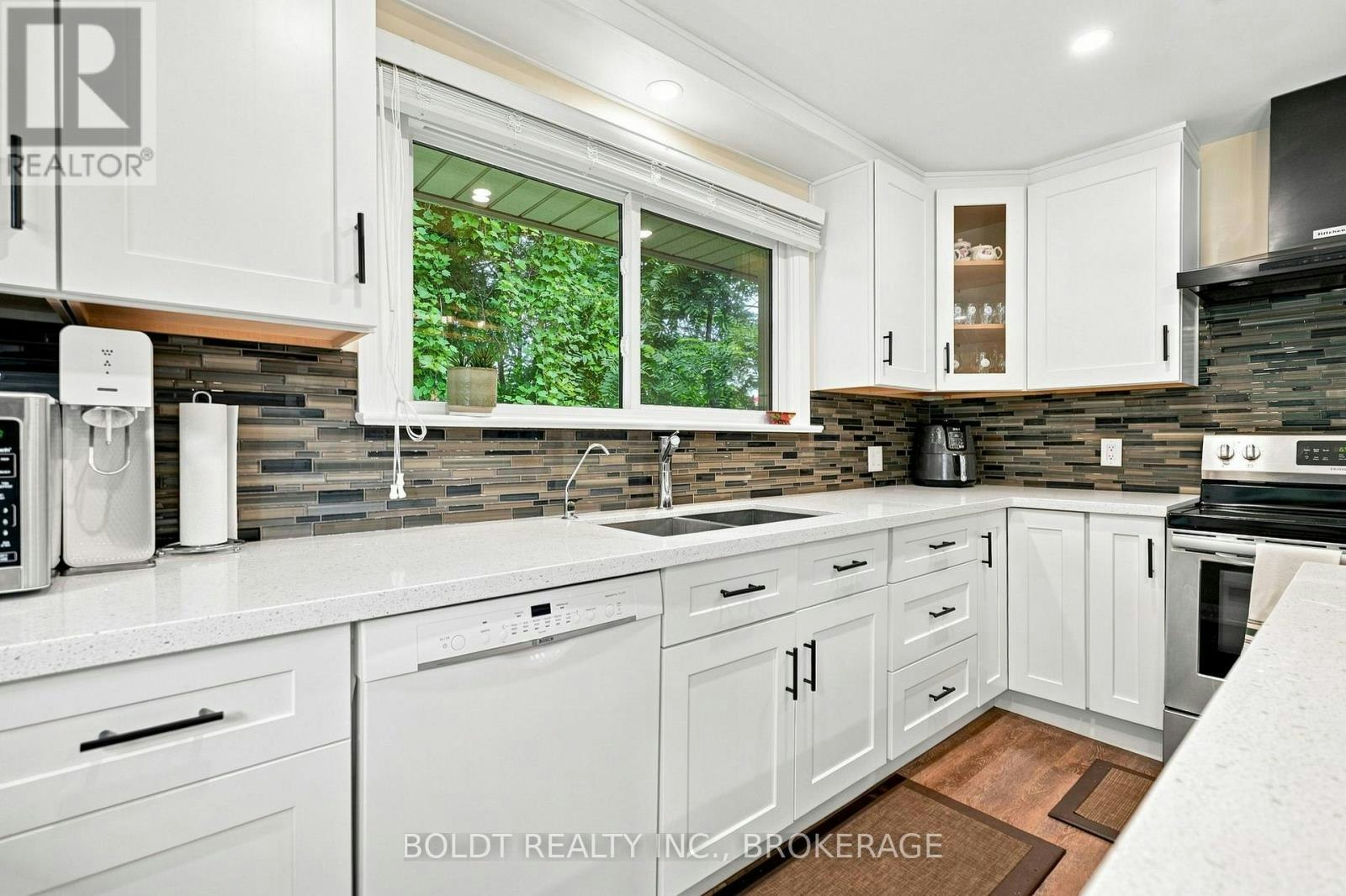 8166 Thorold Stone (Main Road, Niagara Falls, ON, L2H 1A6 - 8