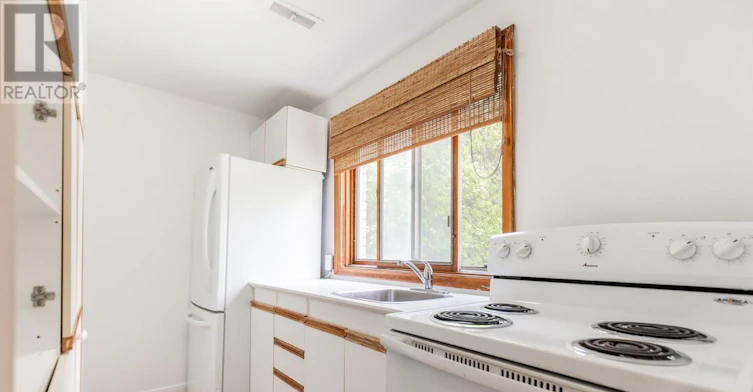 2-227 Lakeshore Road W, Oakville, ON, L6K 1E9 - 6