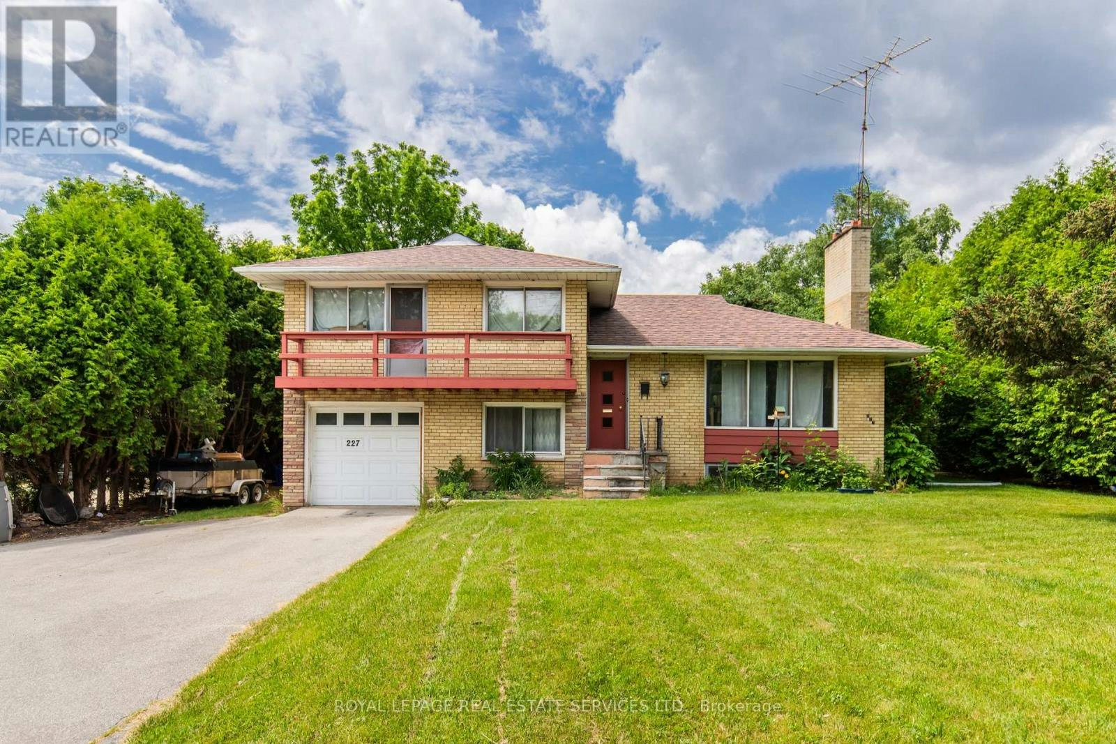 2-227 Lakeshore Road W, Oakville, ON, L6K 1E9