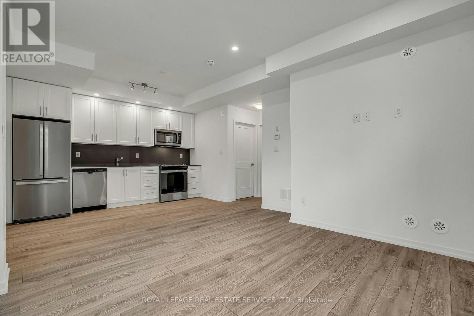 15-20 Lytham Green Circle, Newmarket, ON, L3Y 0H4 - 8