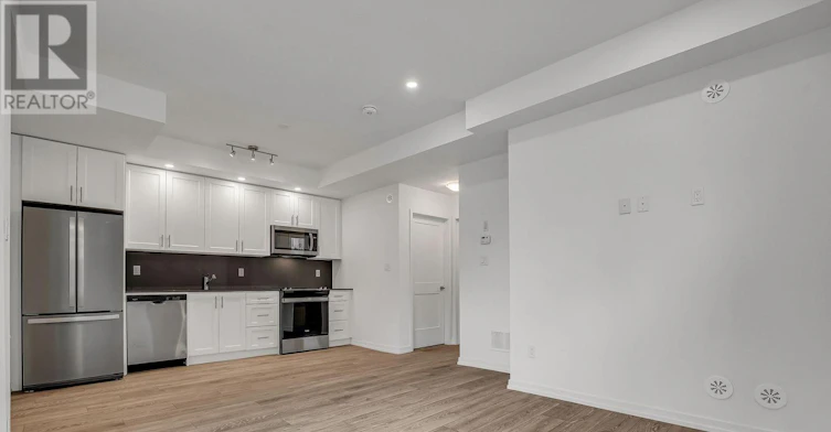 15-20 Lytham Green Circle, Newmarket, ON, L3Y 0H4 - 8