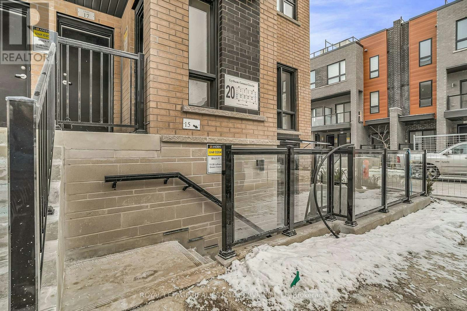 15-20 Lytham Green Circle, Newmarket, ON, L3Y 0H4 - 2