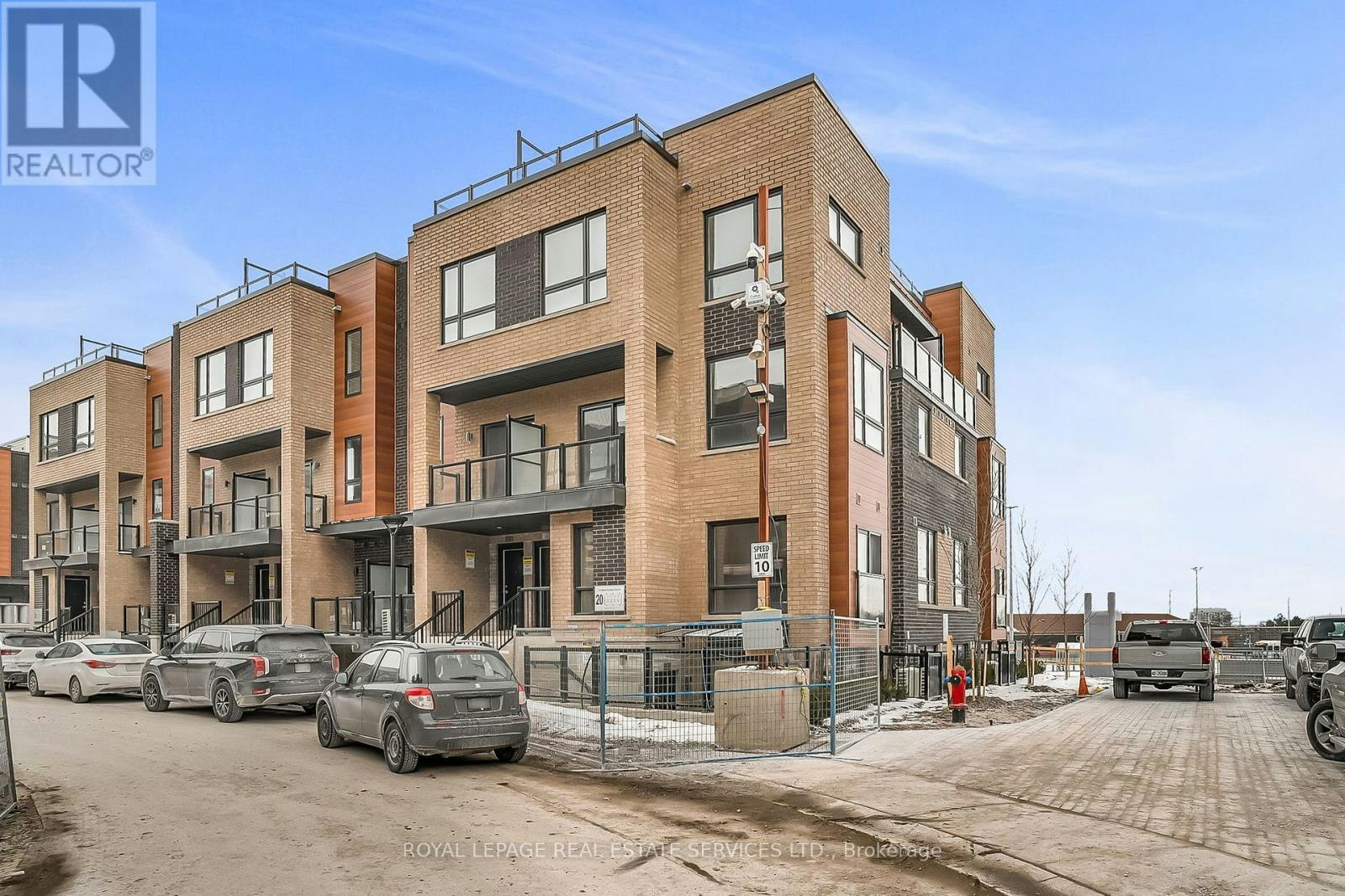 15-20 Lytham Green Circle, Newmarket, ON, L3Y 0H4