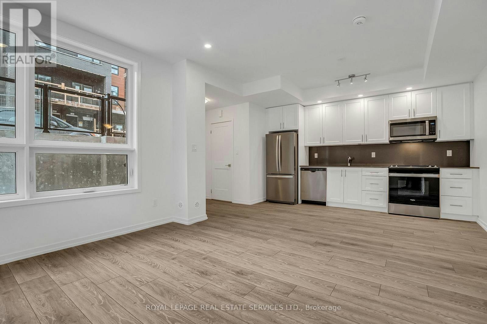15-20 Lytham Green Circle, Newmarket, ON, L3Y 0H4 - 7