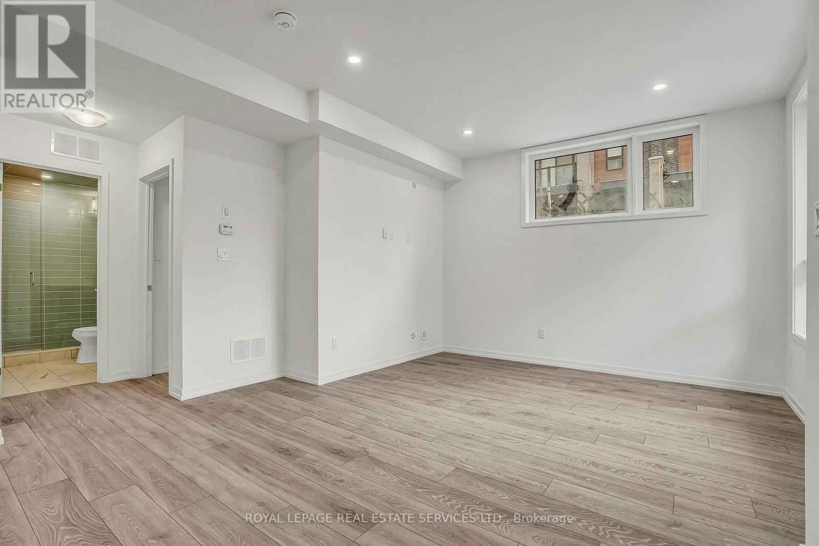 15-20 Lytham Green Circle, Newmarket, ON, L3Y 0H4 - 9