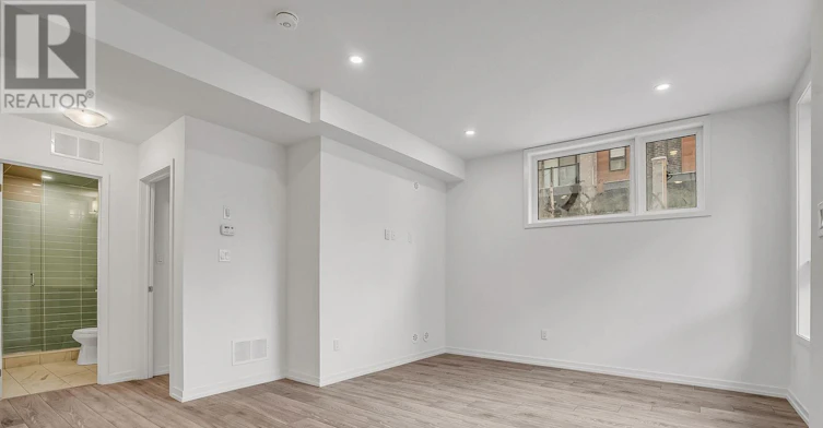 15-20 Lytham Green Circle, Newmarket, ON, L3Y 0H4 - 9
