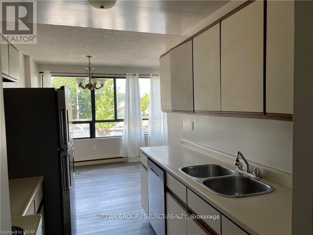 4-135 Baseline Road, London, ON, N6J 4W4 - 2