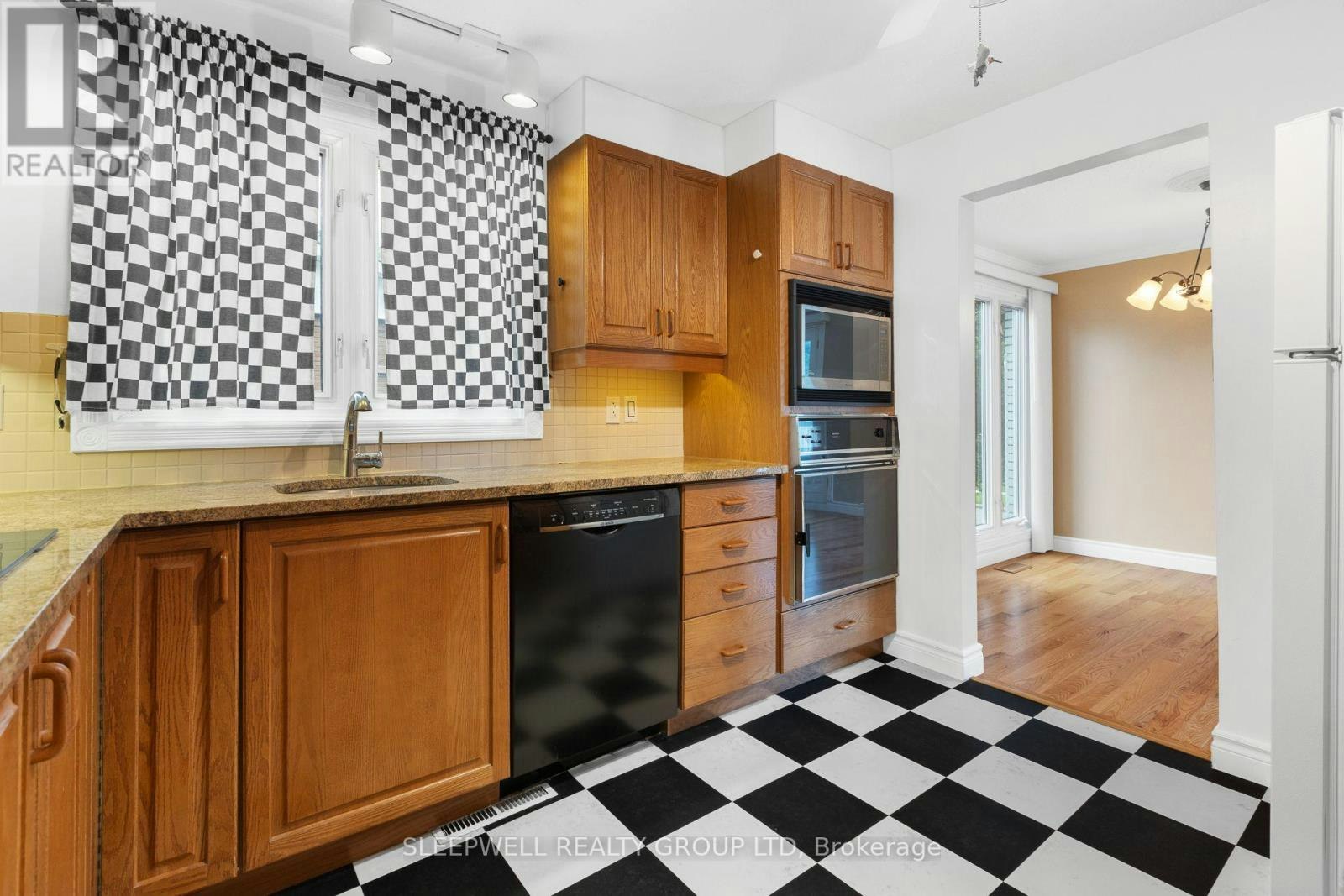 42 Charkay Street, Ottawa, ON, K2E 5N4 - 7