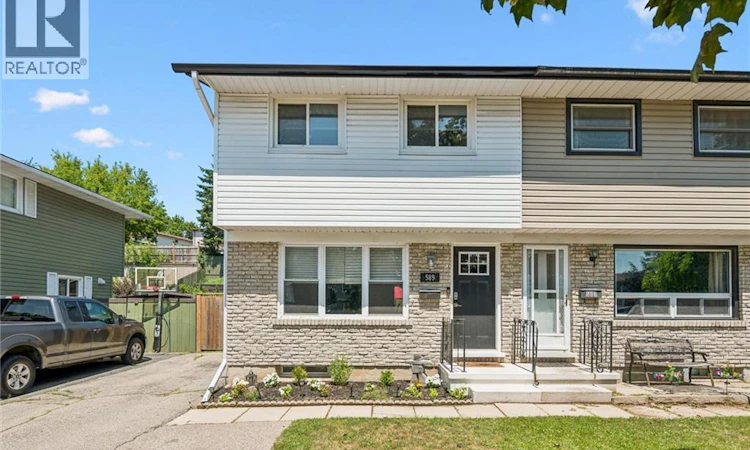 589 Elgin Street N
