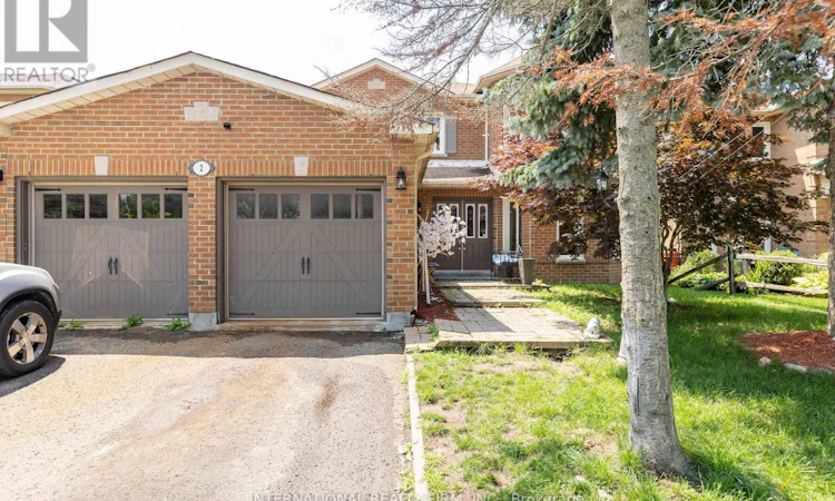 2 Hook Court