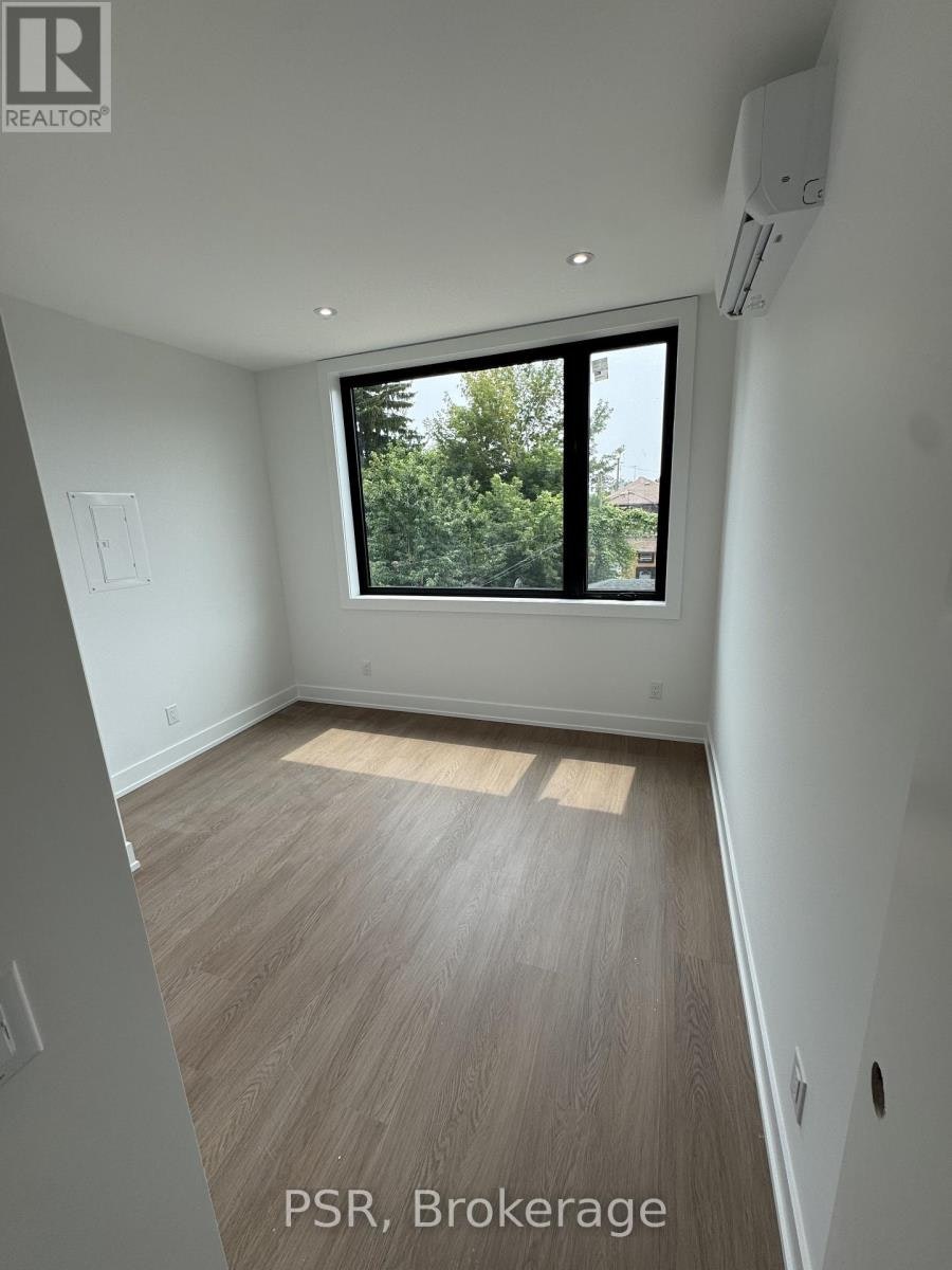 UPPER-99 Ypres Road, Toronto, ON, M6M 3X2 - 8