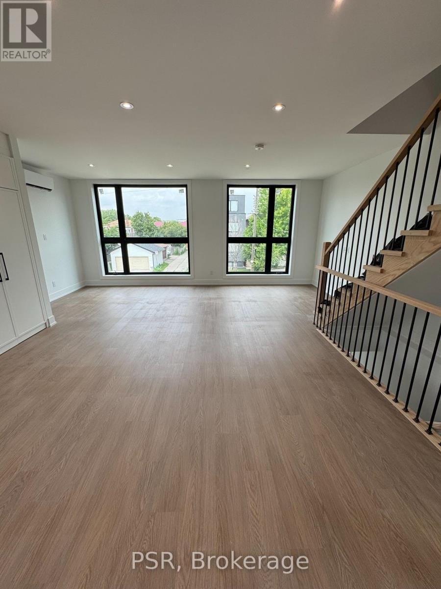 UPPER-99 Ypres Road, Toronto, ON, M6M 3X2 - 3