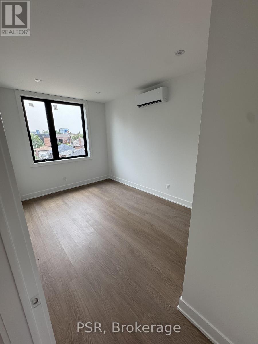 UPPER-99 Ypres Road, Toronto, ON, M6M 3X2 - 9