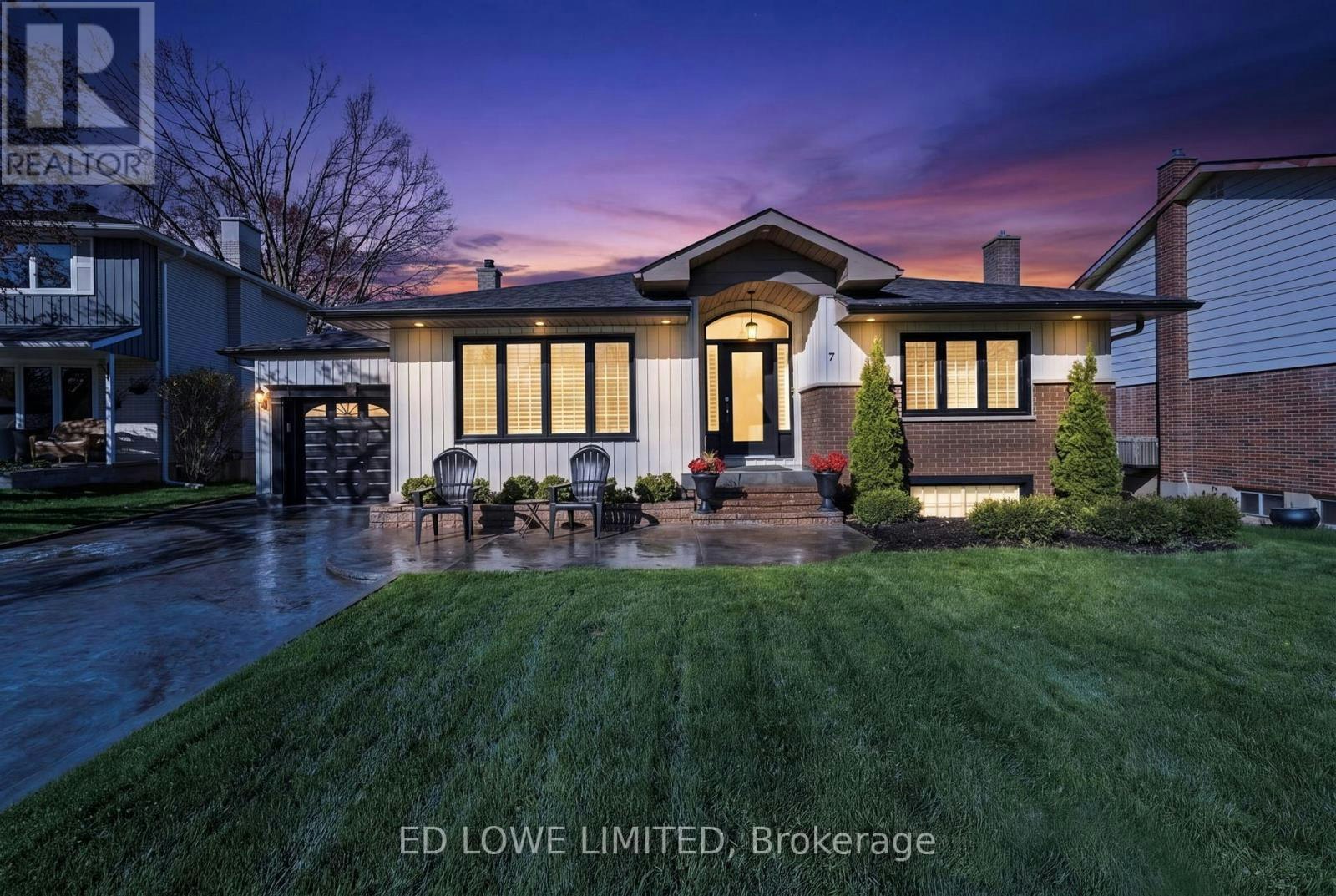 7 Howard Crescent, Barrie, ON, L4M 2L7