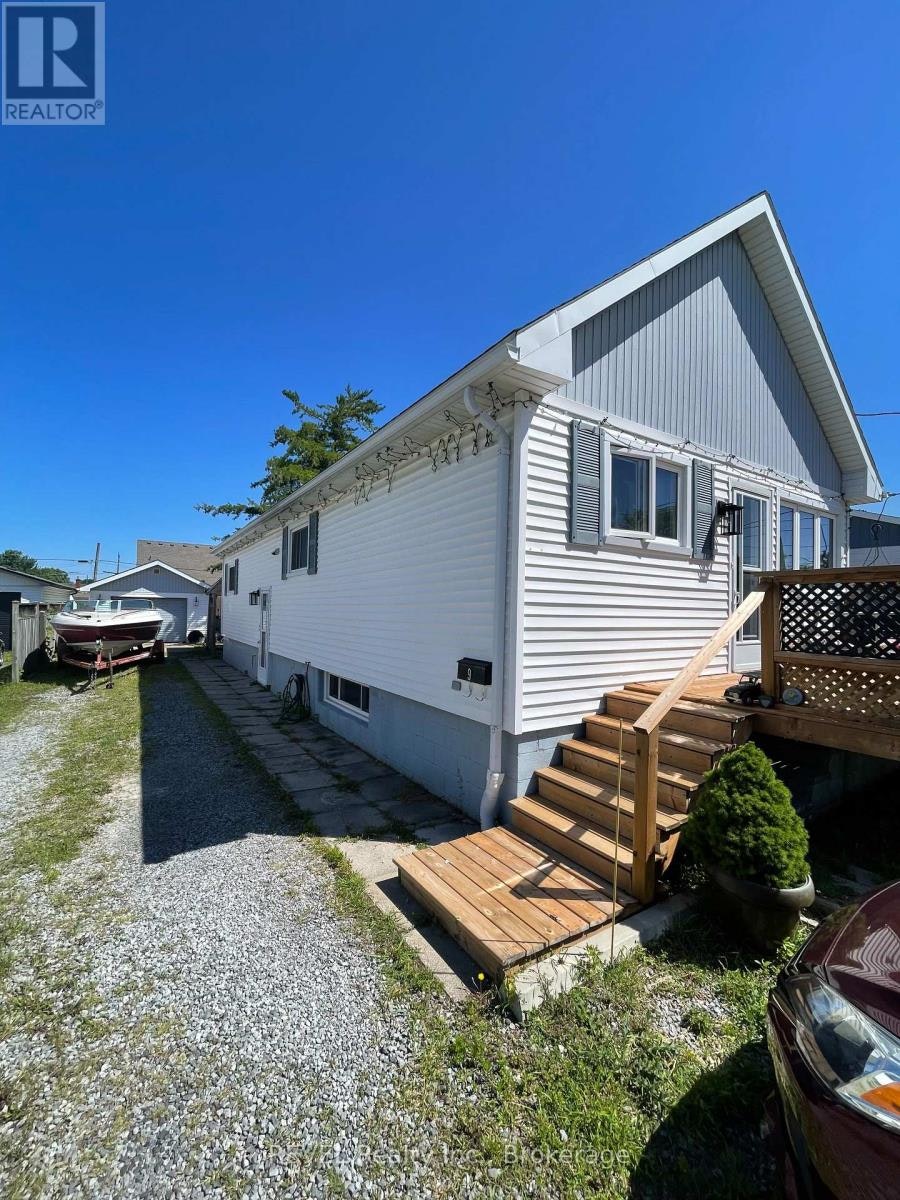 9 Cambridge Avenue, St. Catharines, ON, L2P 1W6