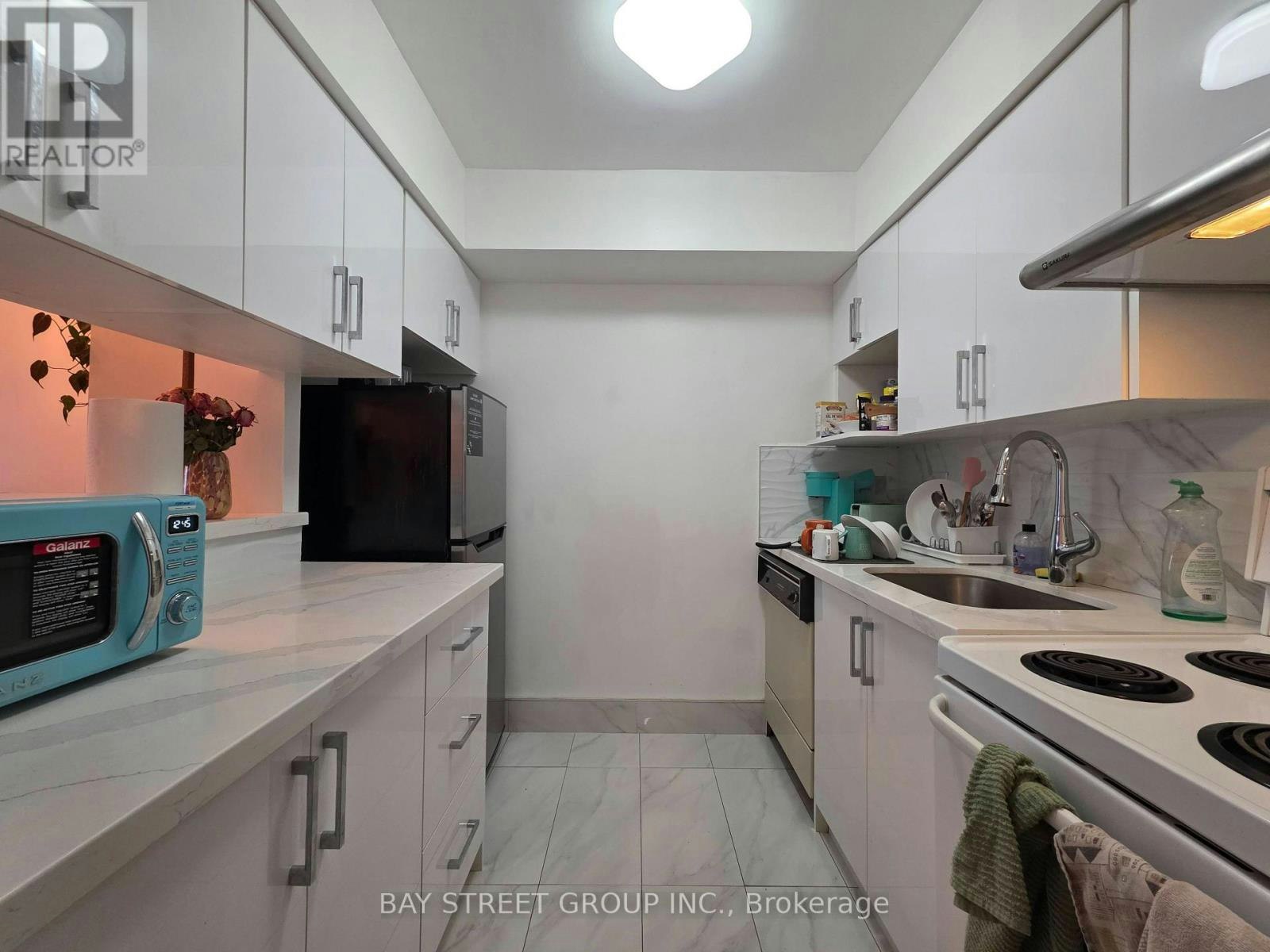 1202-633 Bay Street, Toronto, ON, M5G 2G4 - 7