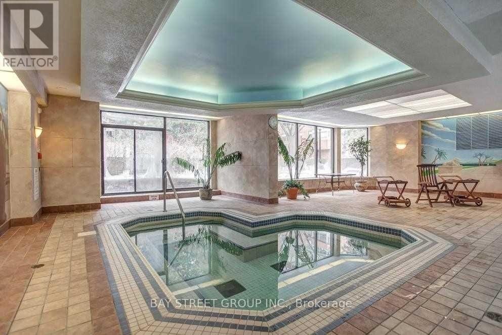 1202-633 Bay Street, Toronto, ON, M5G 2G4 - 16