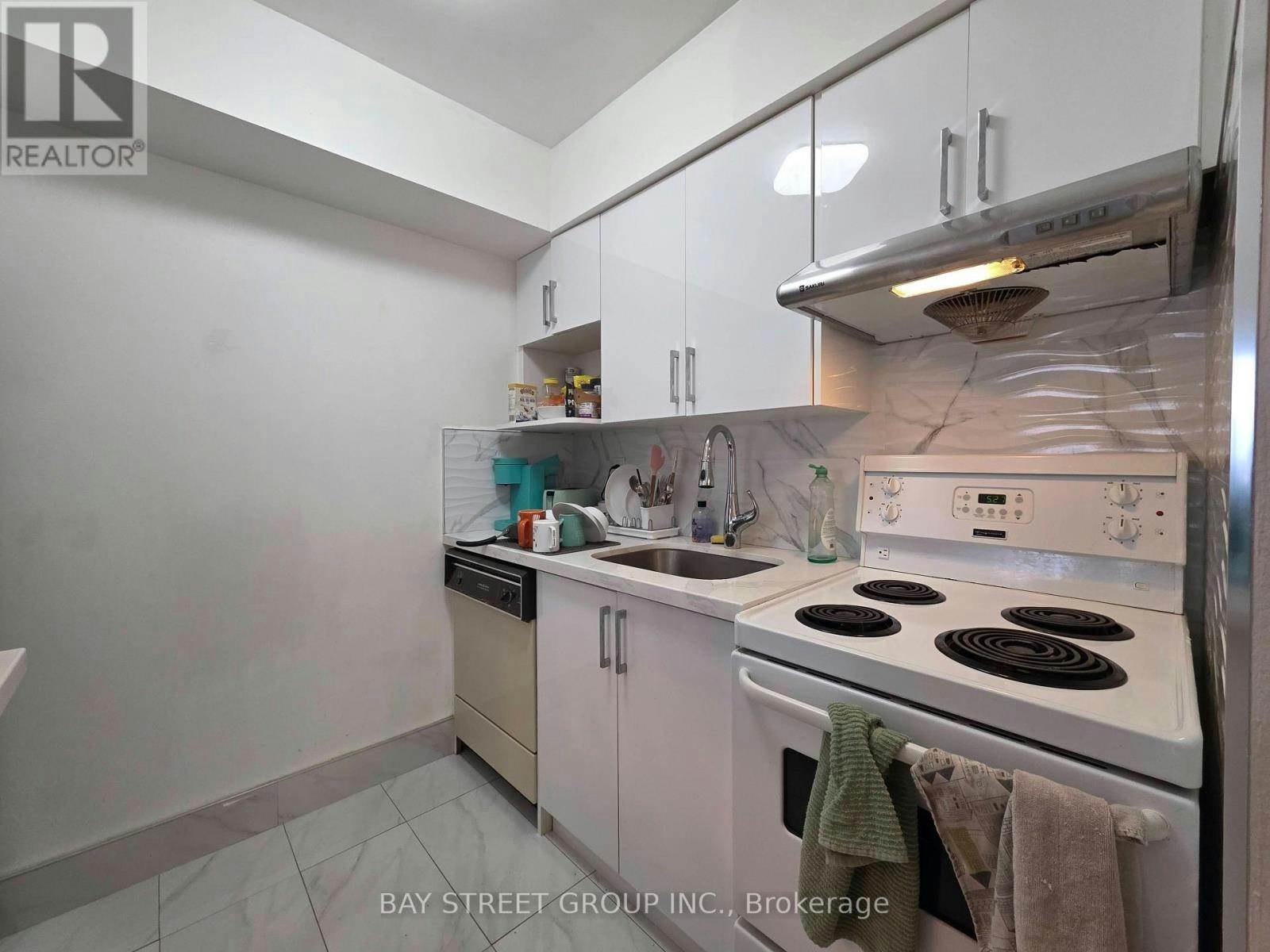 1202-633 Bay Street, Toronto, ON, M5G 2G4 - 8
