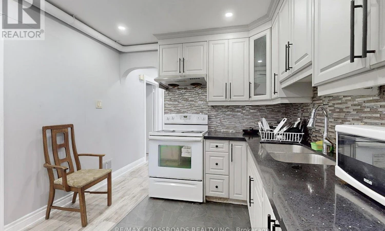 1496 Simcoe Street N