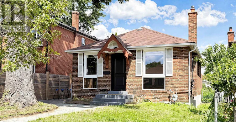 31 Rosemeade Avenue, Toronto, ON, M8Y 3A2 - 2