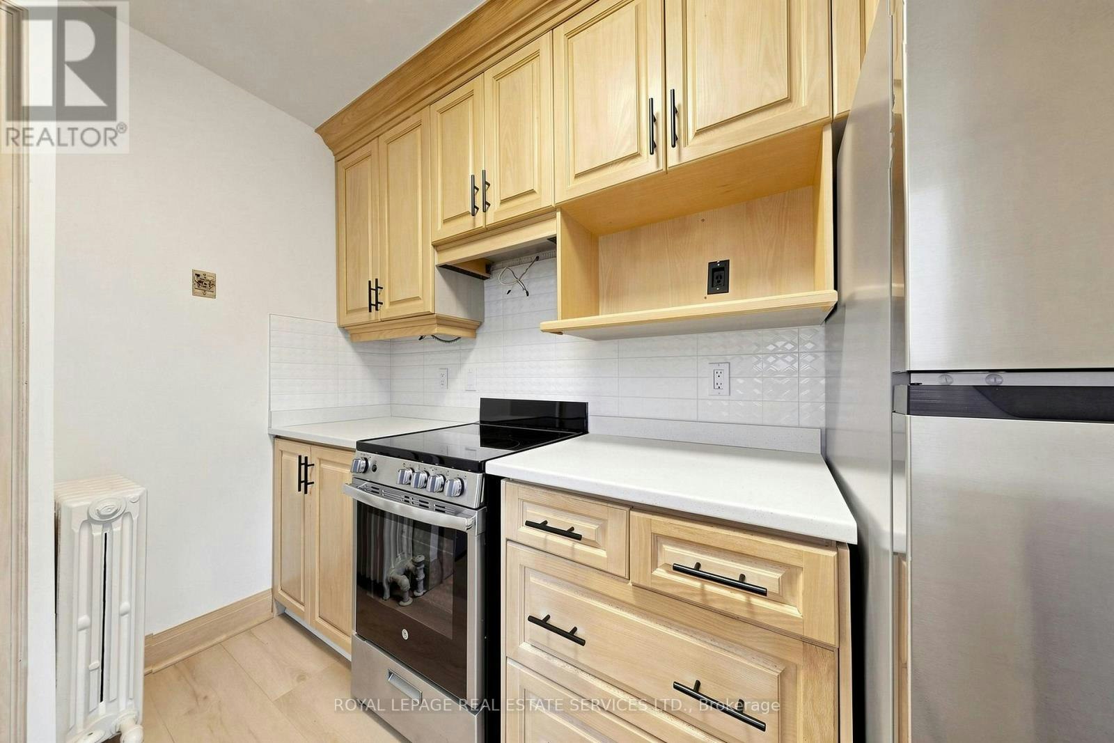 31 Rosemeade Avenue, Toronto, ON, M8Y 3A2 - 8