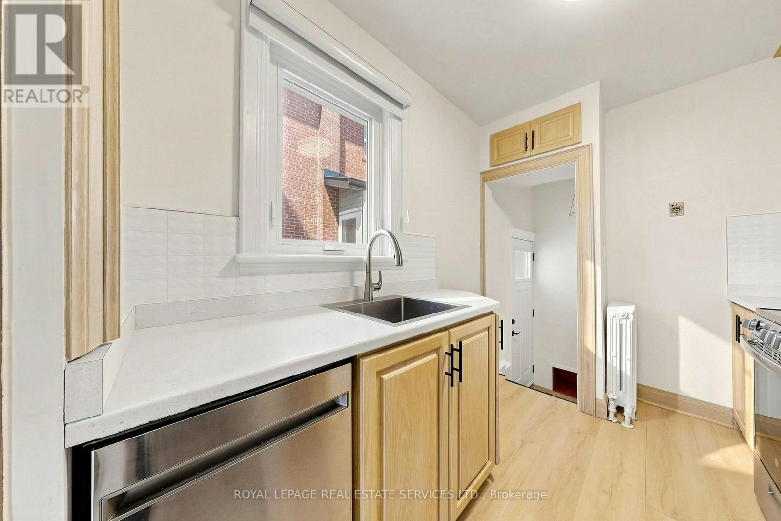 31 Rosemeade Avenue, Toronto, ON, M8Y 3A2 - 7