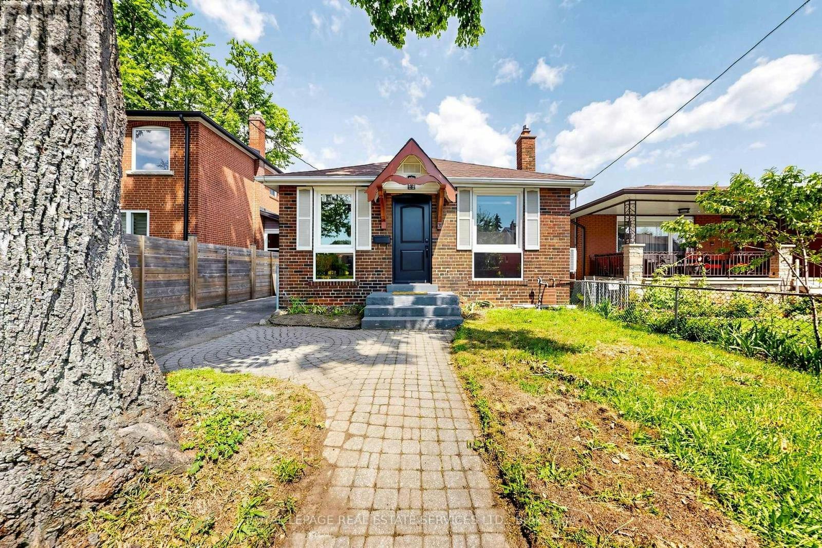 31 Rosemeade Avenue, Toronto, ON, M8Y 3A2